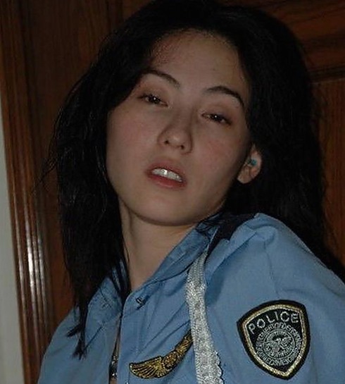 警花张津瑜风波再起，厕所门视频引爆网友热议